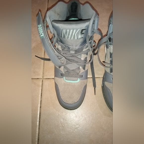 "NIKE". 599-410 SIZE 8-1/2 - Picture 11 of 14